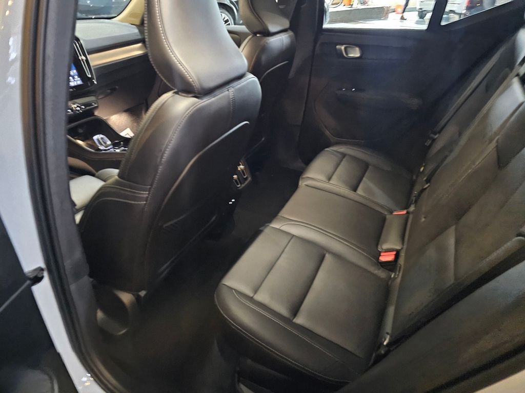 Certified 2025 Volvo XC40 B5 Ultra AWD/4WD image 12