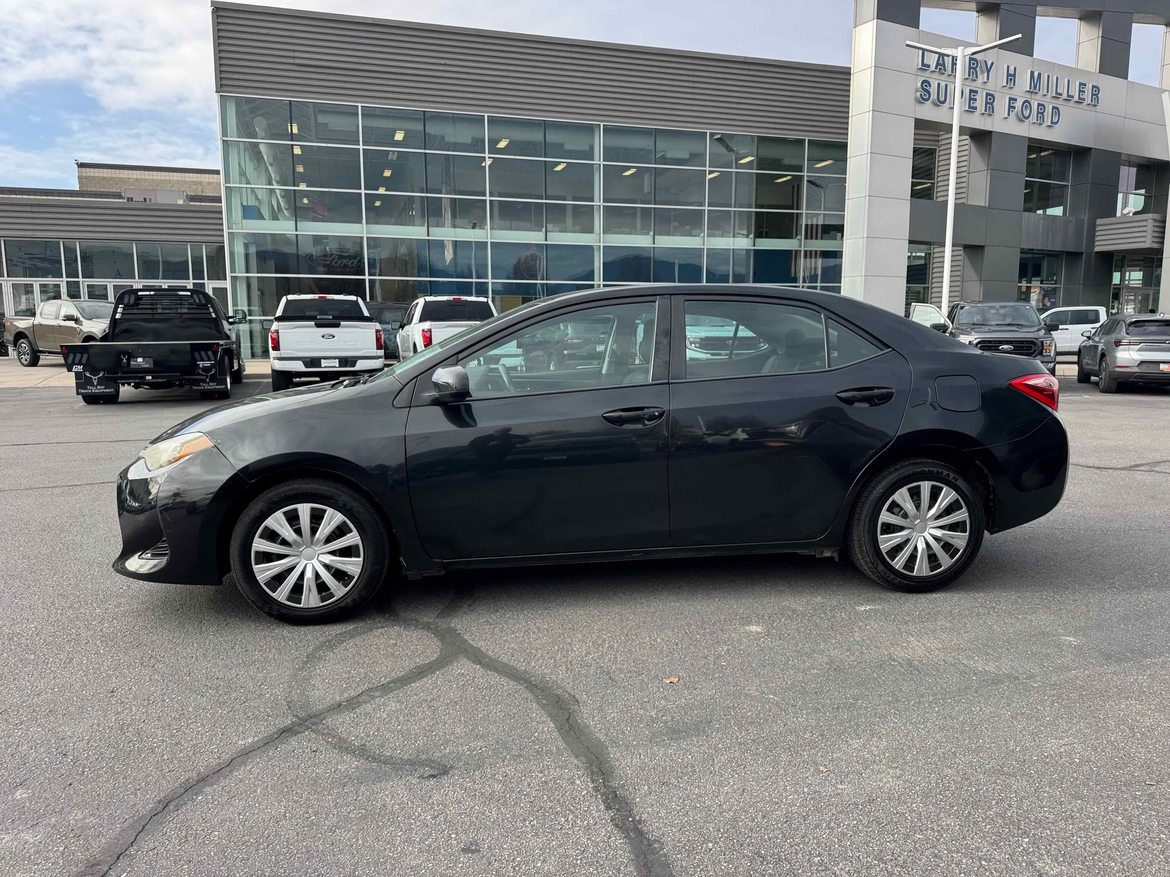 Used 2018 Toyota Corolla LE image 3