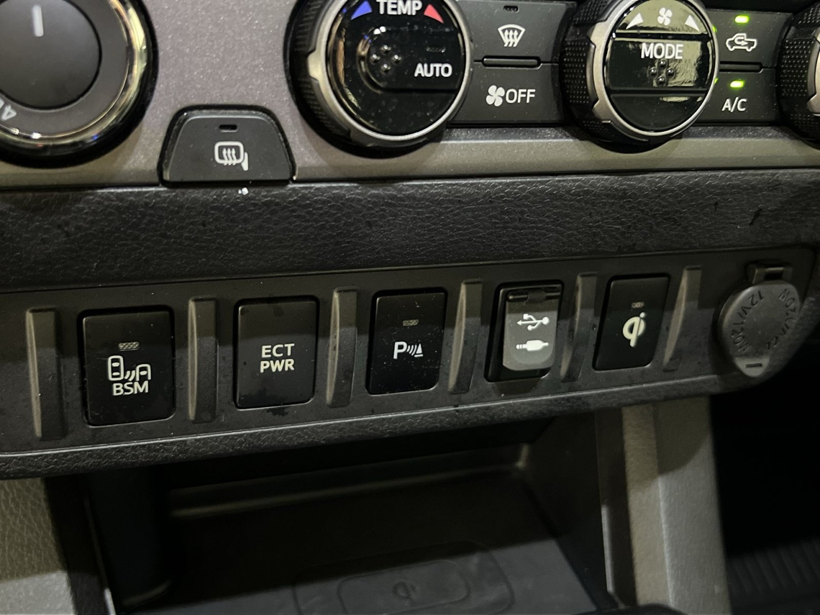 Used 2016 Toyota Tacoma TRD Sport AWD/4WD image 32