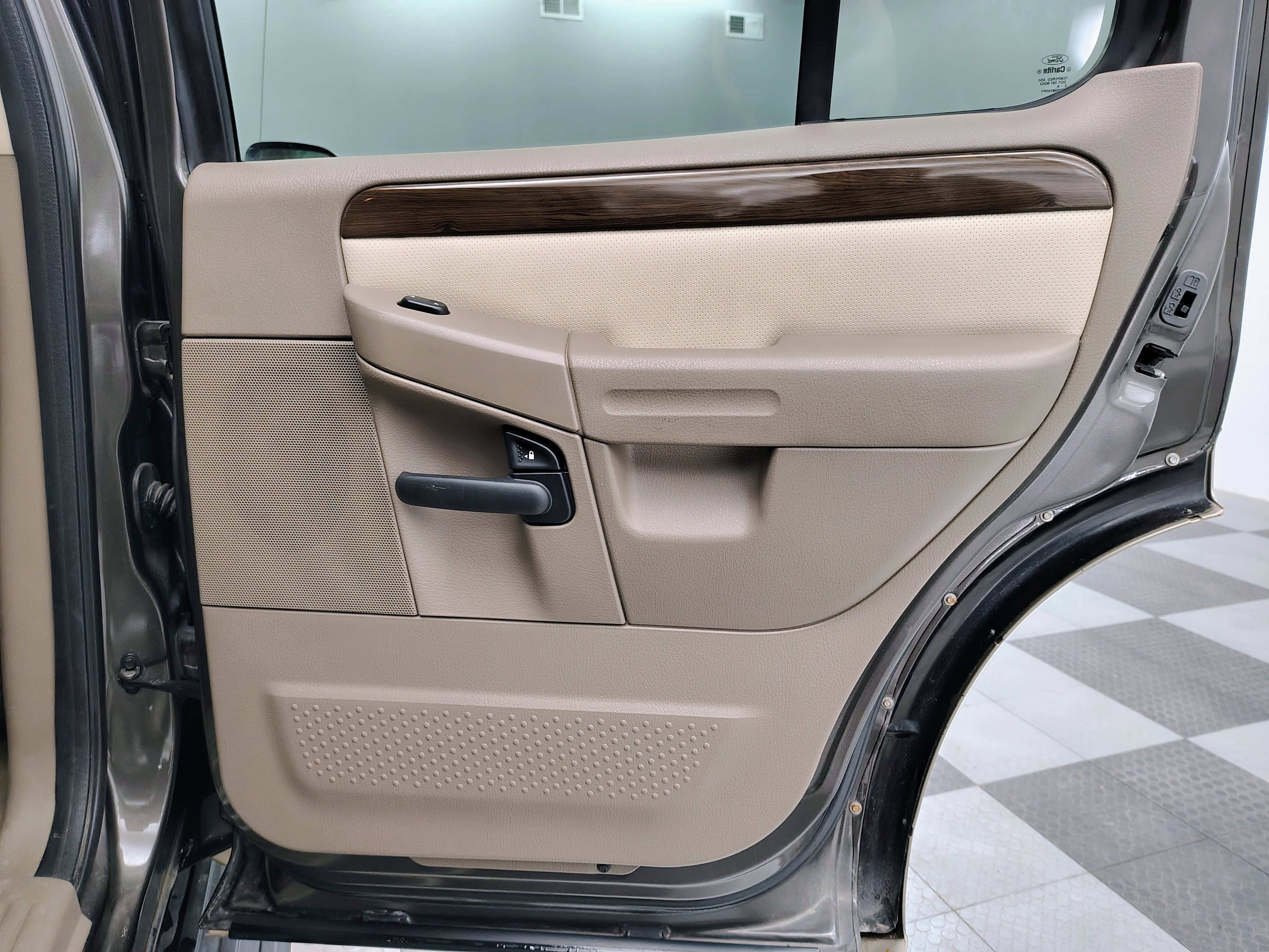 Used 2005 Ford Explorer Eddie Bauer image 14