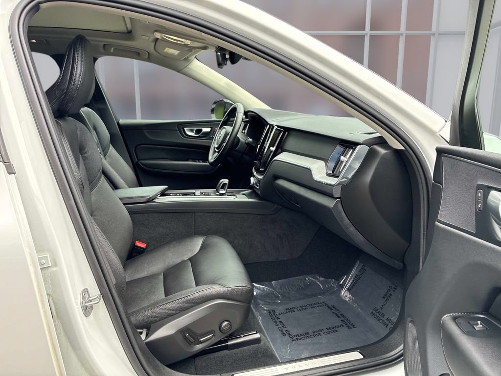 Used 2025 Volvo XC60 B5 Plus AWD/4WD image 19