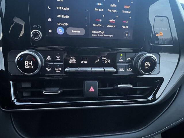 Used 2024 Toyota Highlander AWD image 18