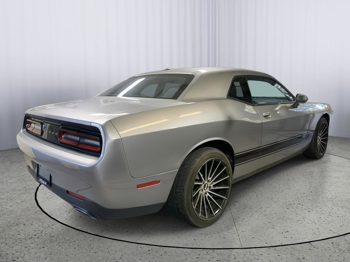 Used 2016 Dodge Challenger SXT image 8