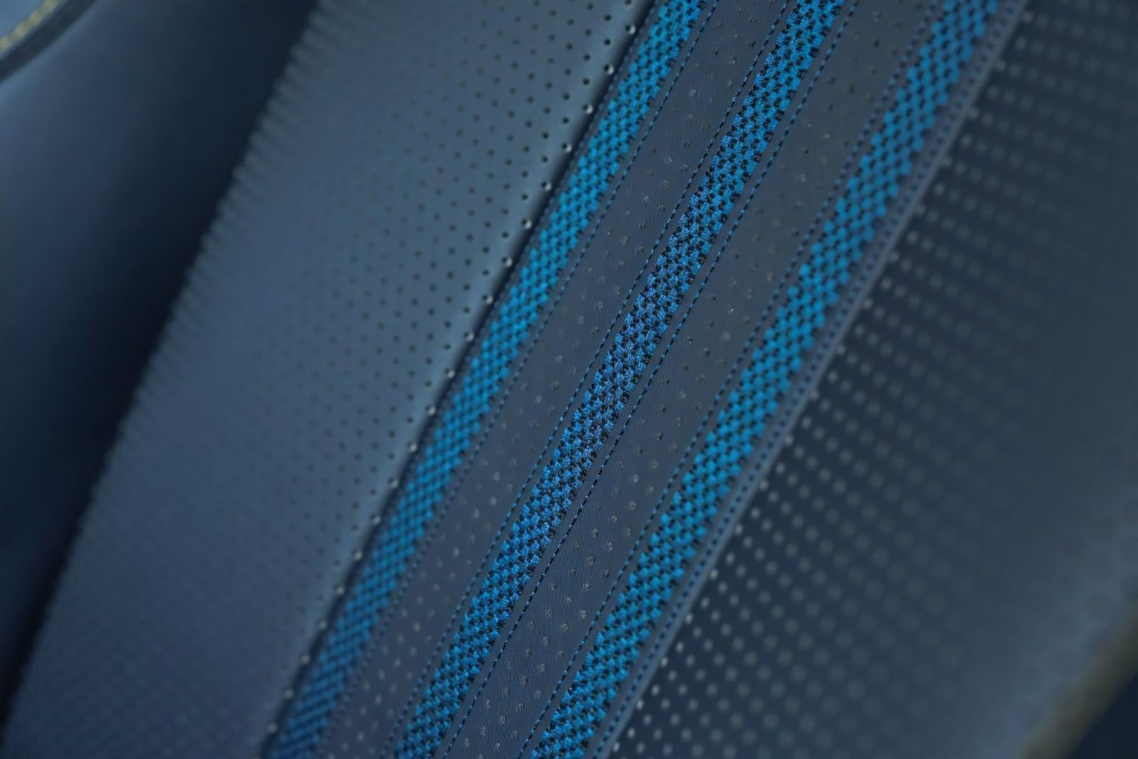 Used 2025 Aston Martin DBX 707 image 16