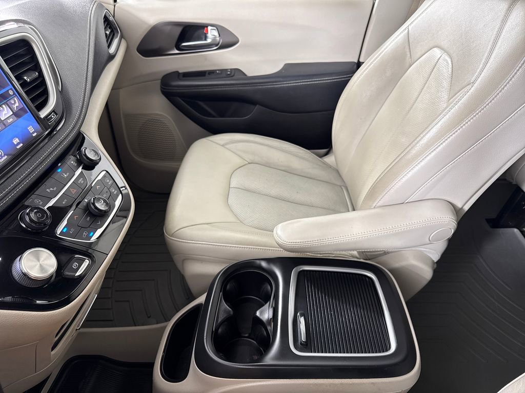 Used 2021 Chrysler Pacifica Touring-L FWD image 18