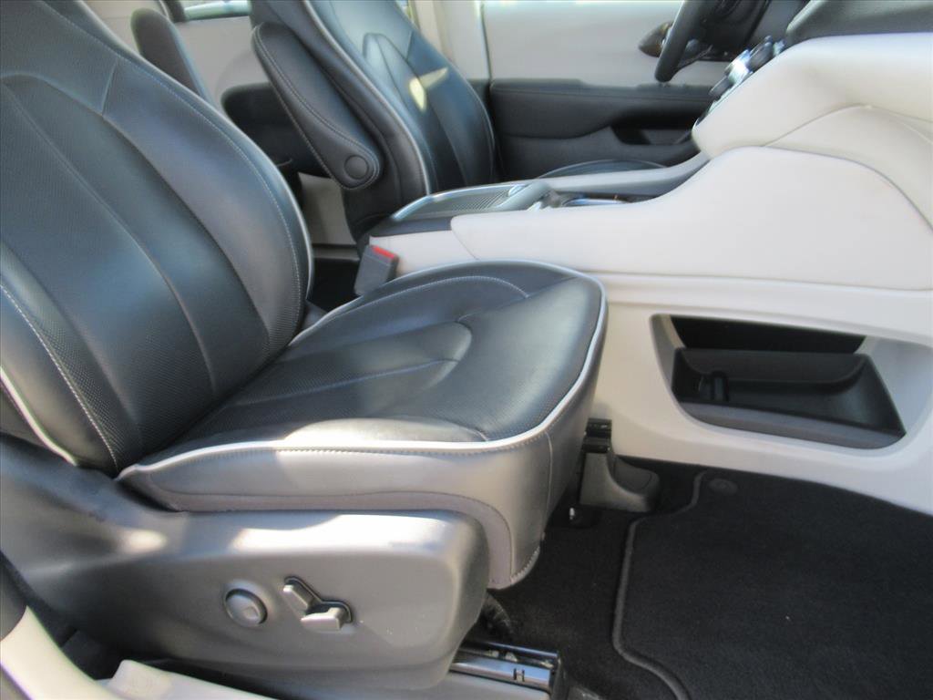 Used 2024 Chrysler Pacifica Limited image 9