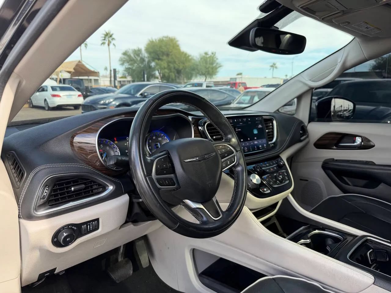 Used 2022 Chrysler Pacifica Limited FWD image 14