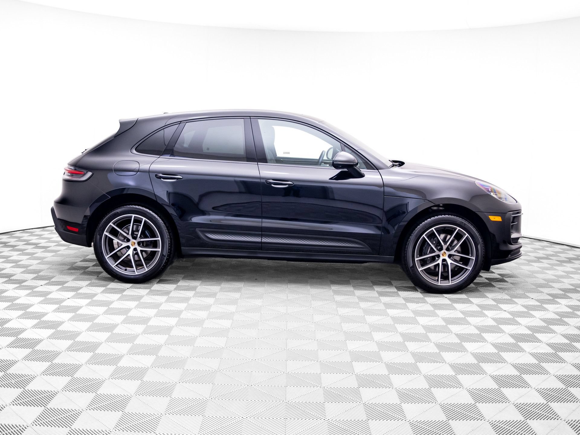 Certified 2025 Porsche Macan AWD/4WD image 7