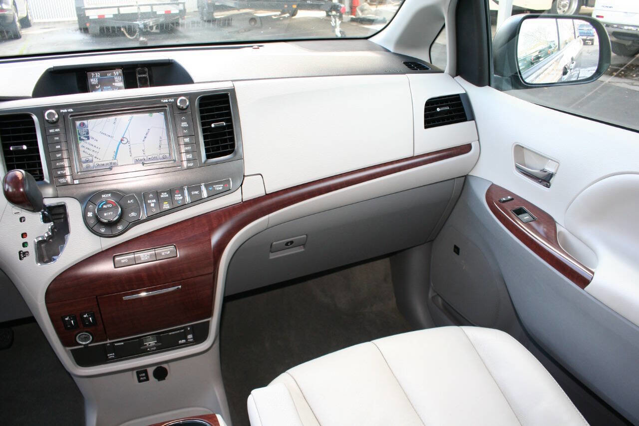 Used 2014 Toyota Sienna XLE image 12