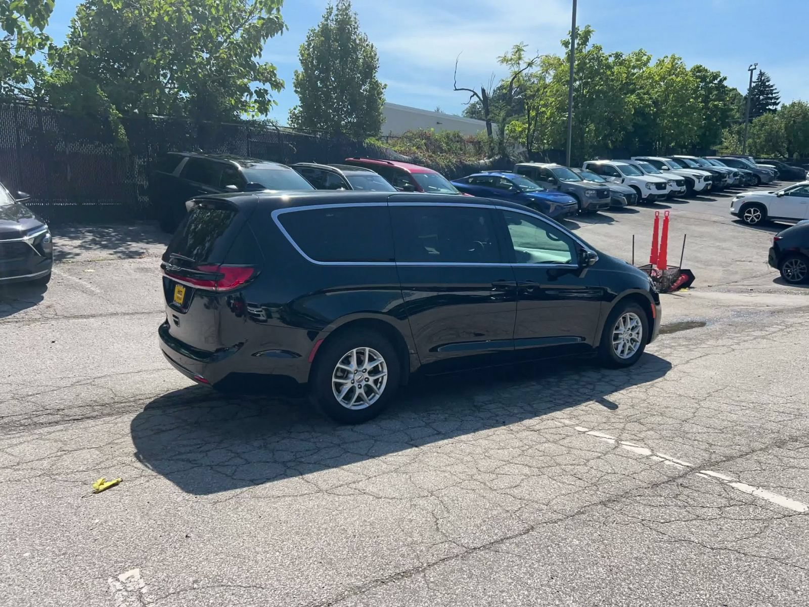 Used 2025 Chrysler Pacifica Select FWD image 14