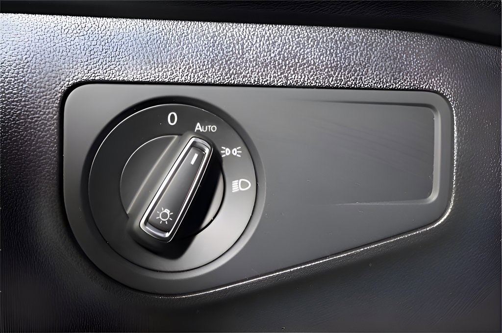 Used 2023 Volkswagen Tiguan SE R-Line image 30