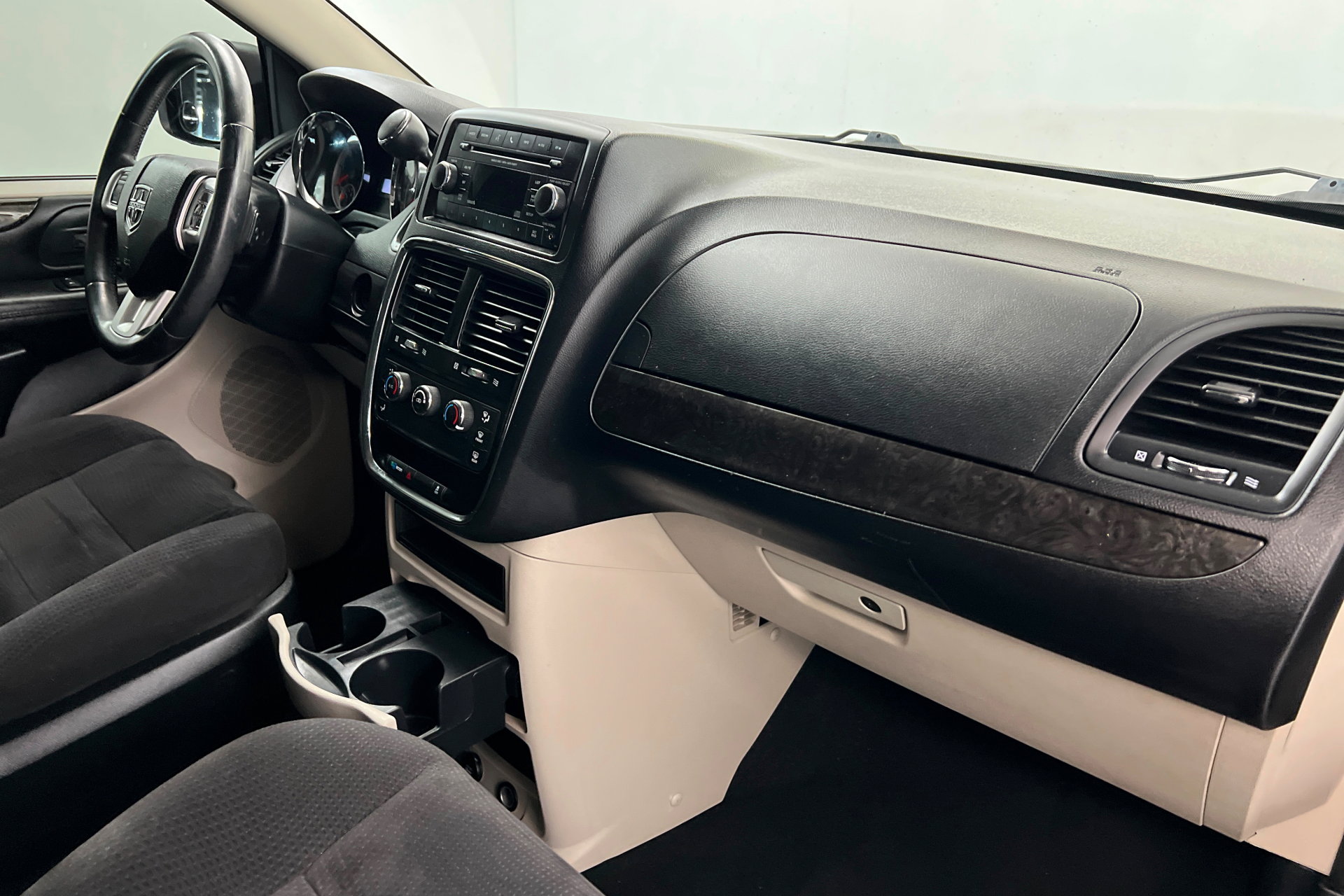 Used 2014 Dodge Grand Caravan American Value Package w/ UConnect Hands-Free Group image 24