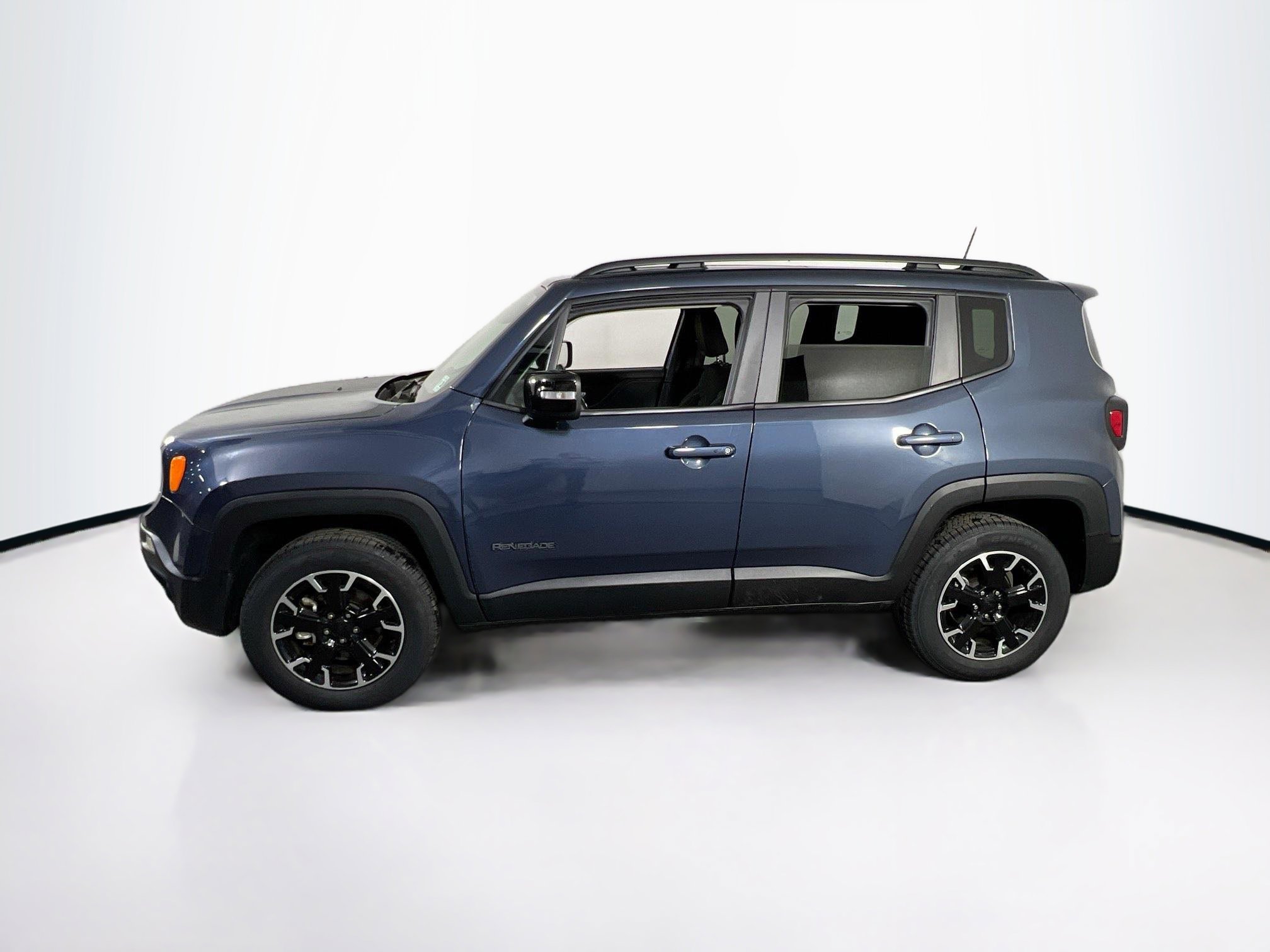 Used 2023 Jeep Renegade Latitude w/ Sun/Sound Group AWD/4WD image 8