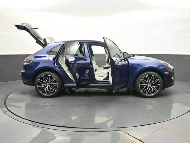 Certified 2025 Porsche Macan AWD/4WD image 34