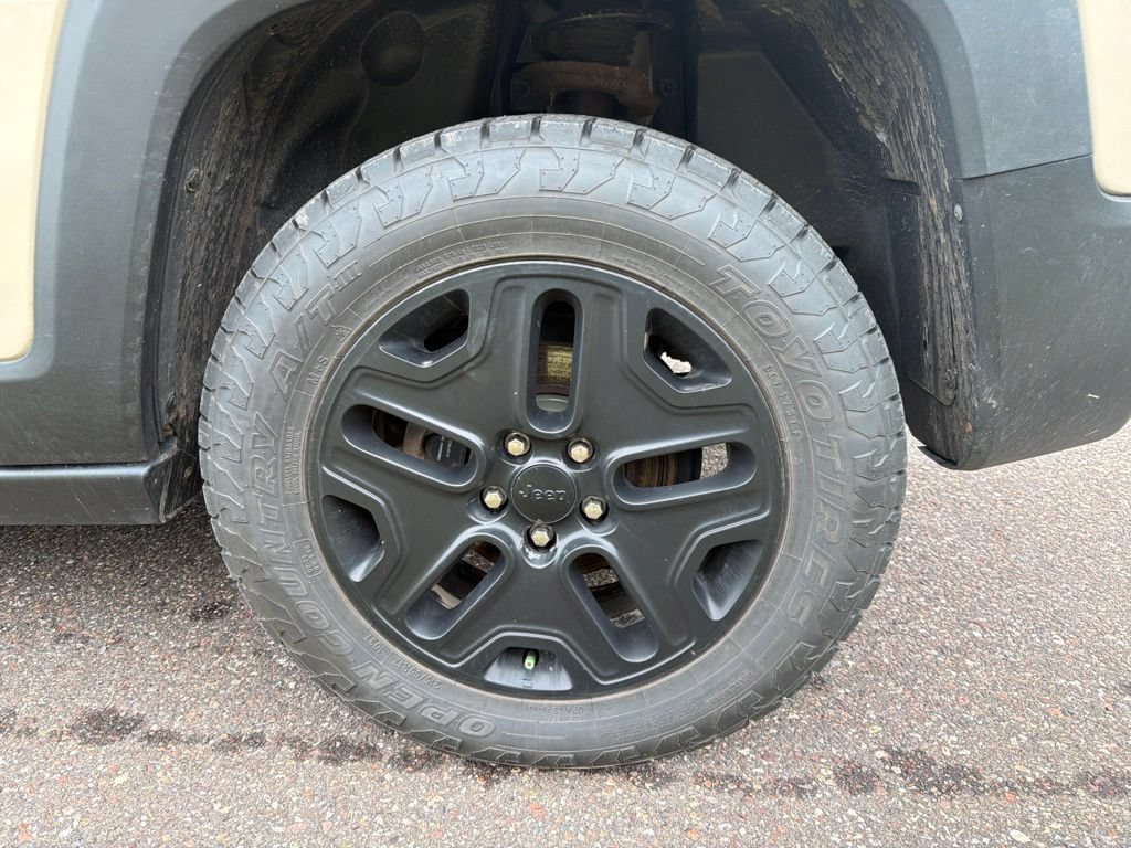 Used 2017 Jeep Renegade Trailhawk AWD/4WD image 9
