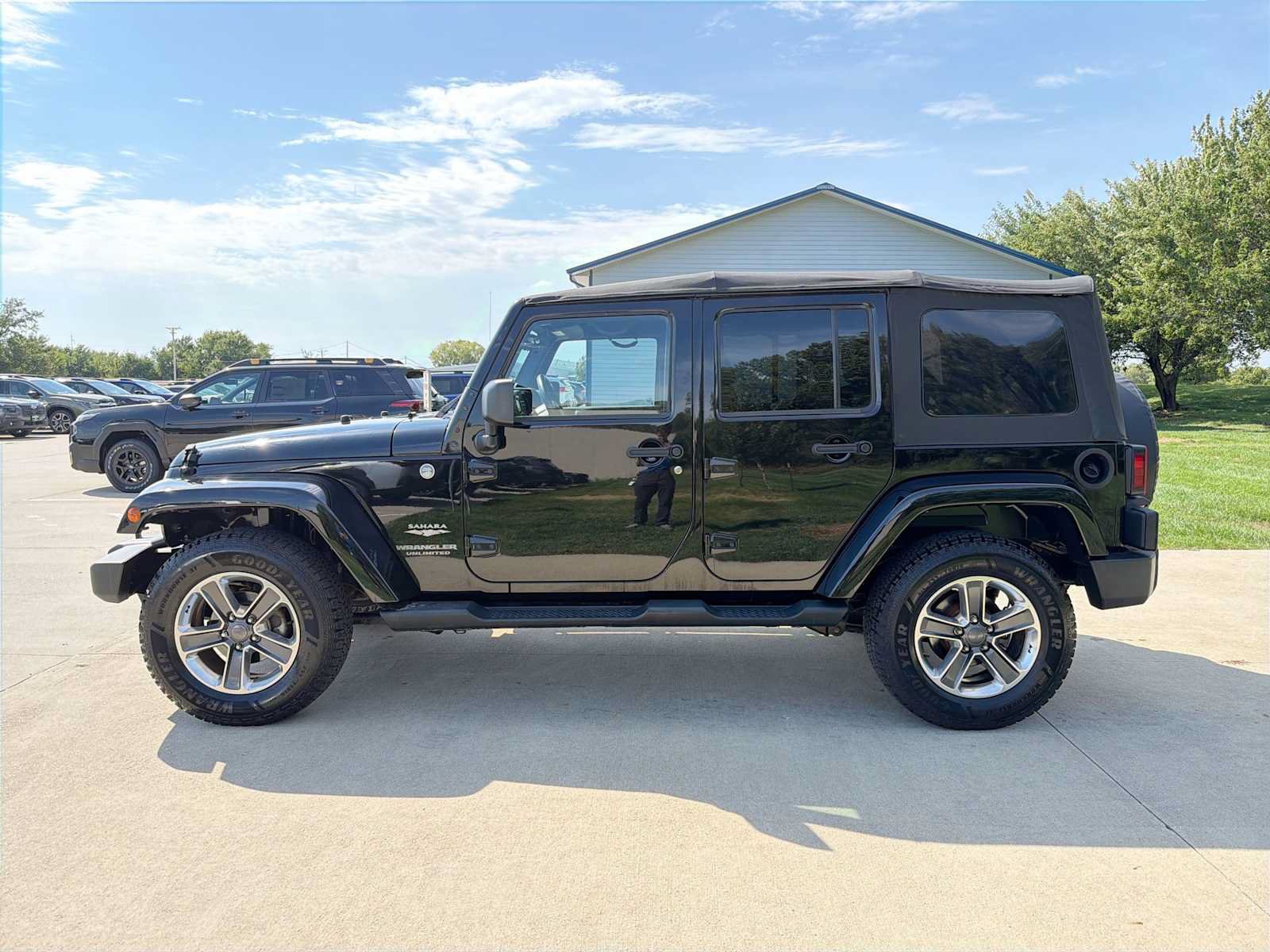 Used 2013 Jeep Wrangler Unlimited Sahara w/ Connectivity Group AWD/4WD image 3