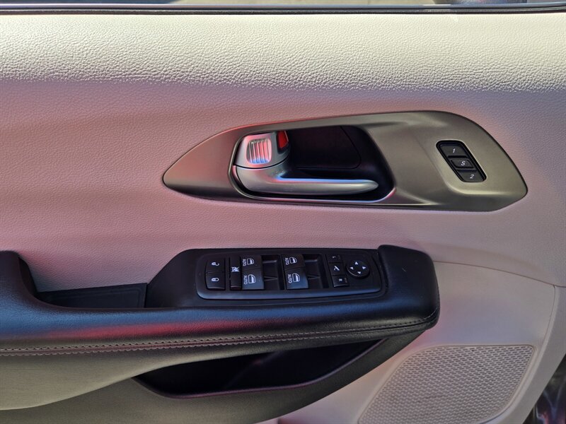 Used 2017 Chrysler Pacifica Limited FWD image 11