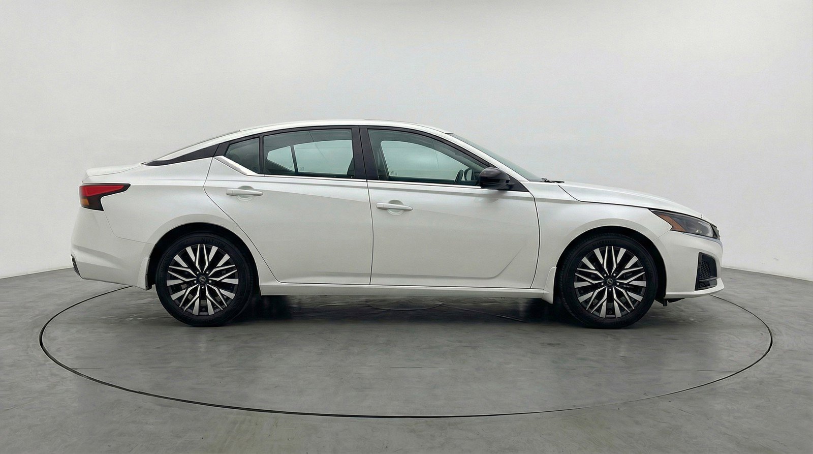 Used 2025 Nissan Altima 2.5 SV image 11