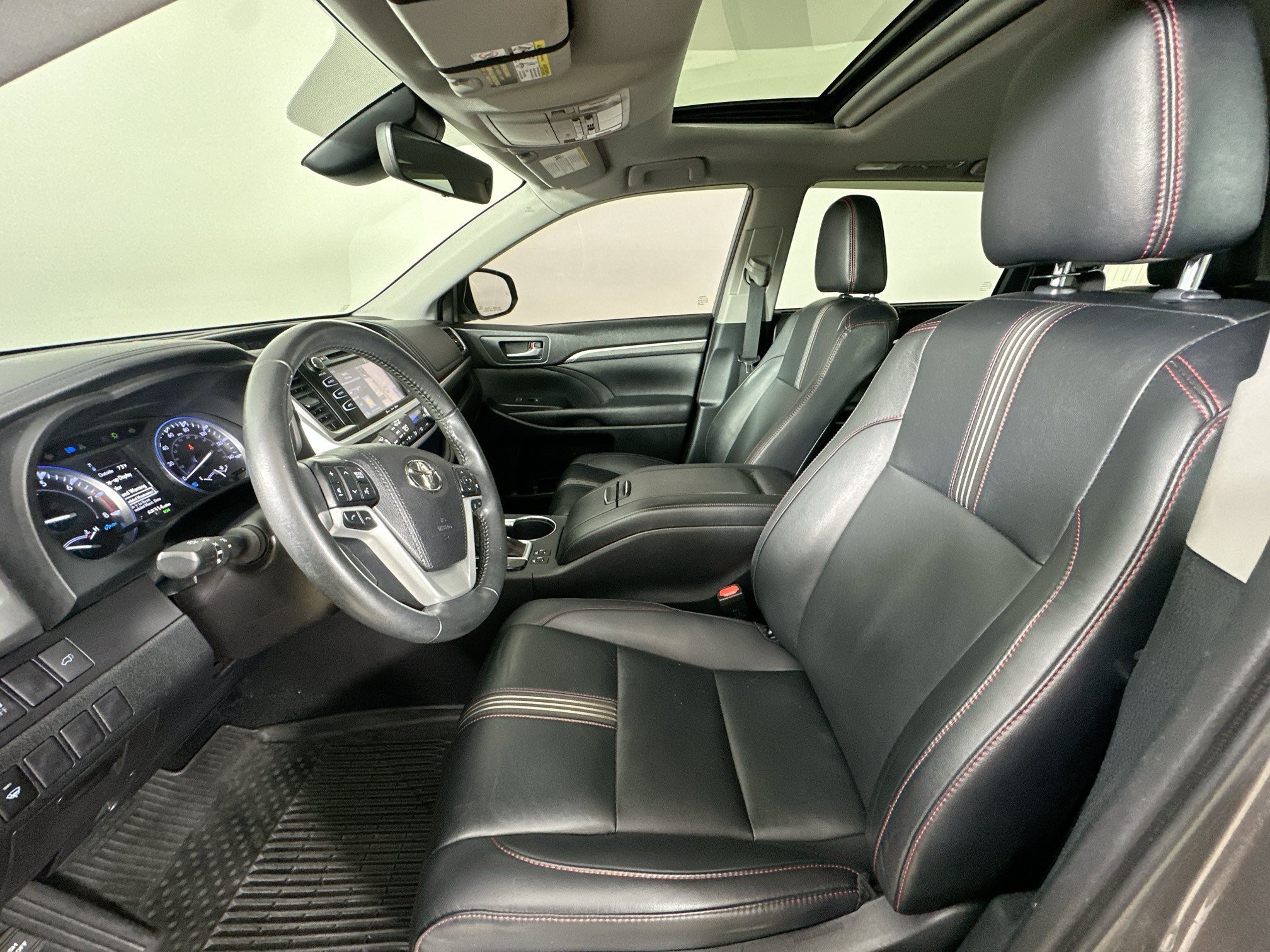 Used 2019 Toyota Highlander SE w/ Nightshade Edition AWD/4WD image 32