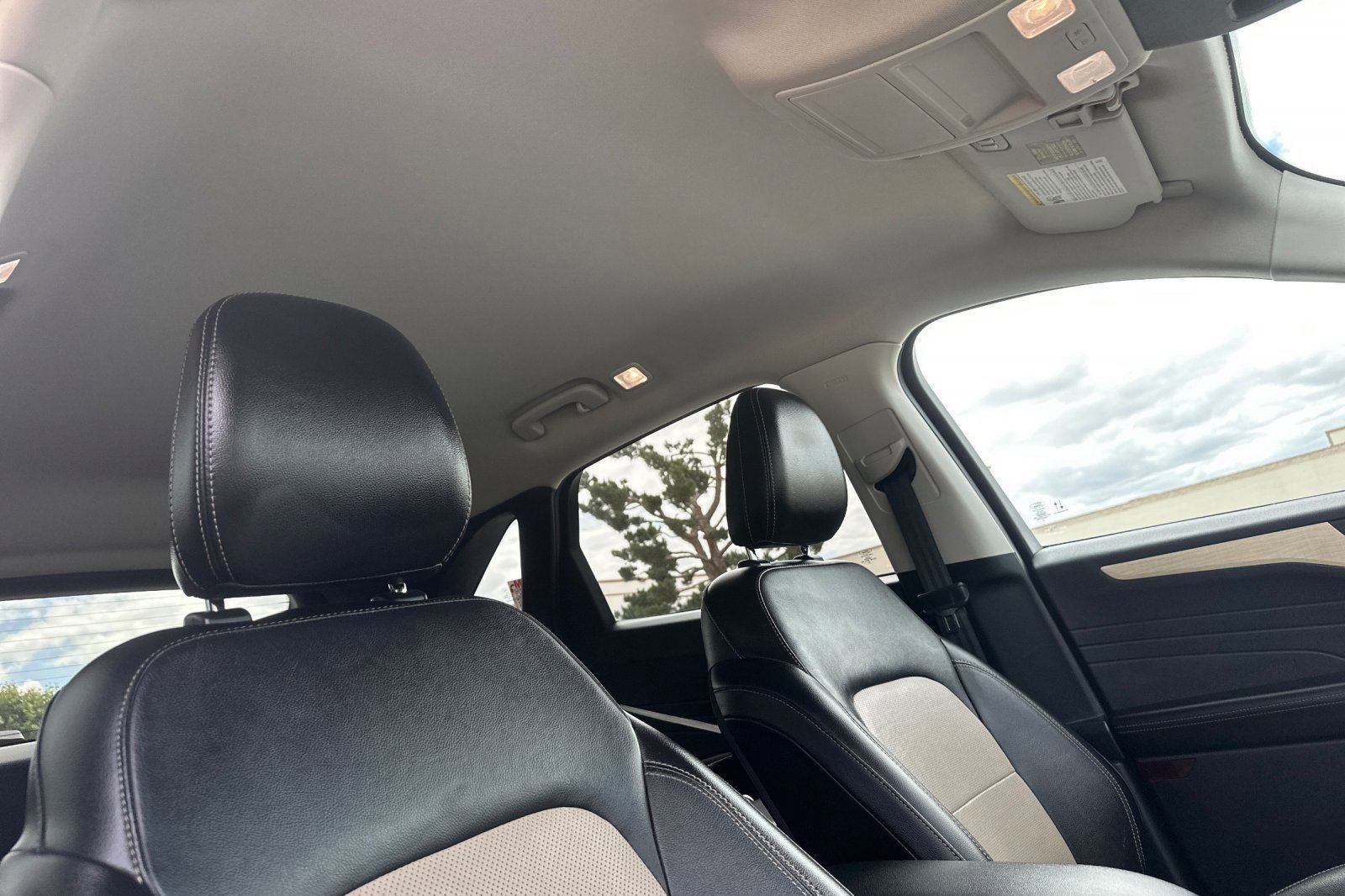 Used 2022 Ford Escape Titanium w/ Titanium Elite Package FWD image 17