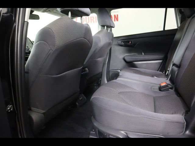 Used 2022 Toyota Highlander L image 17