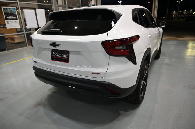New 2026 Chevrolet Trax RS w/ Sunroof Package FWD image 5