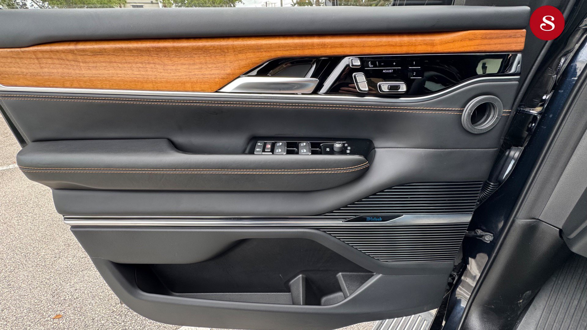 Used 2024 Jeep Grand Wagoneer Series III AWD/4WD image 10