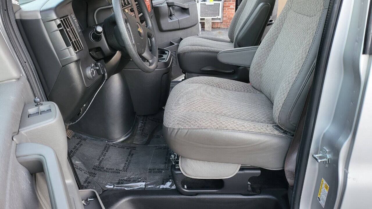 Used 2018 Chevrolet Express 3500 LT w/ LT Preferred Equipment Group RWD image 14