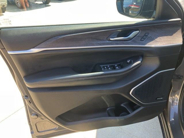 Certified 2023 Jeep Grand Cherokee L Limited AWD/4WD image 9