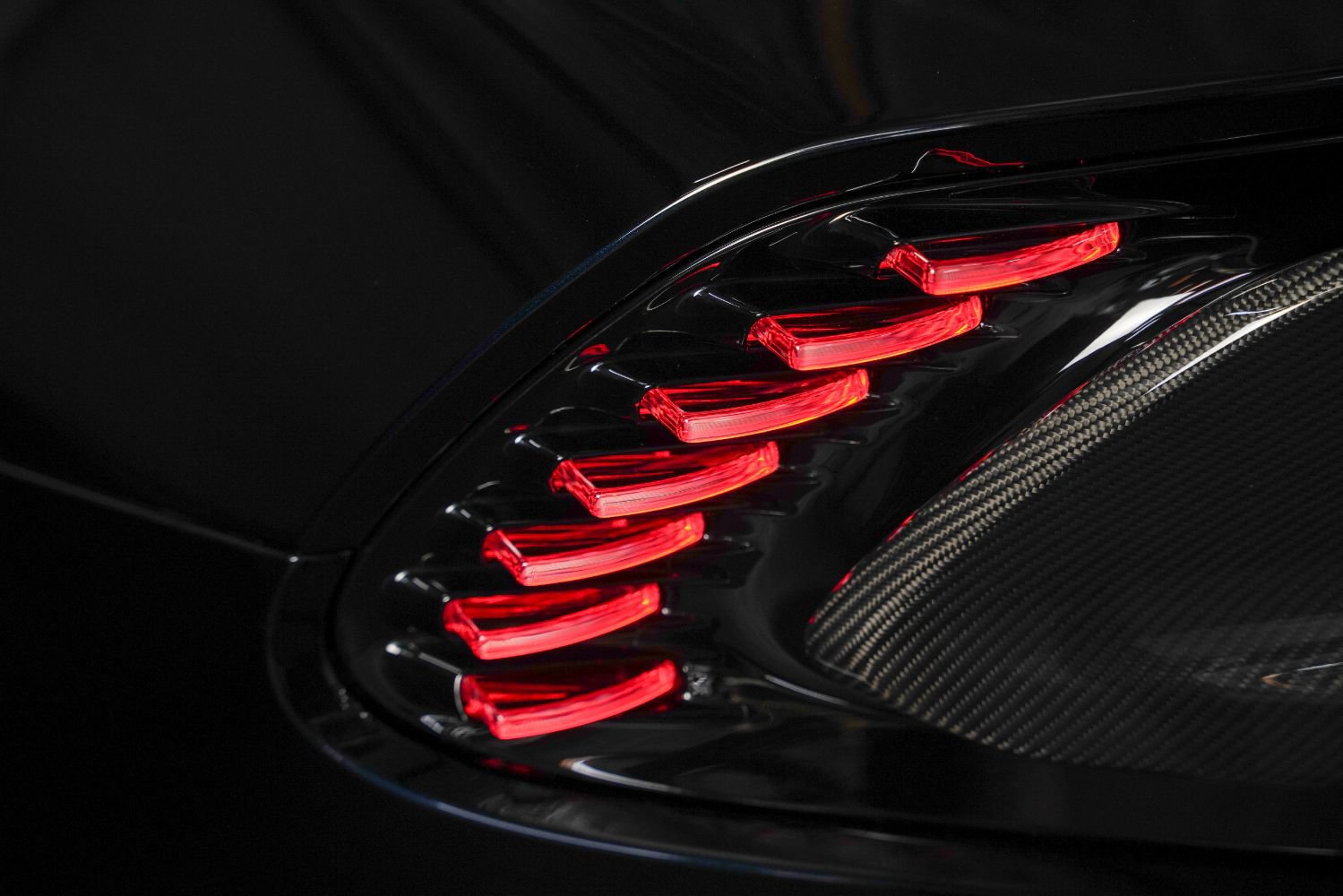 Used 2025 Aston Martin Vanquish RWD image 25
