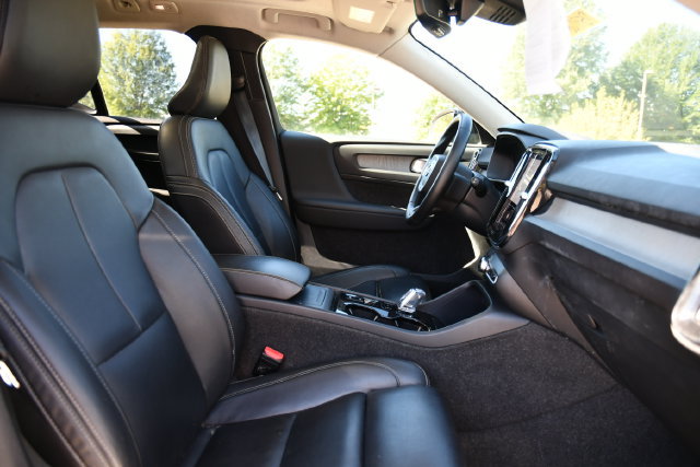 Certified 2025 Volvo XC40 B5 Plus AWD/4WD image 27