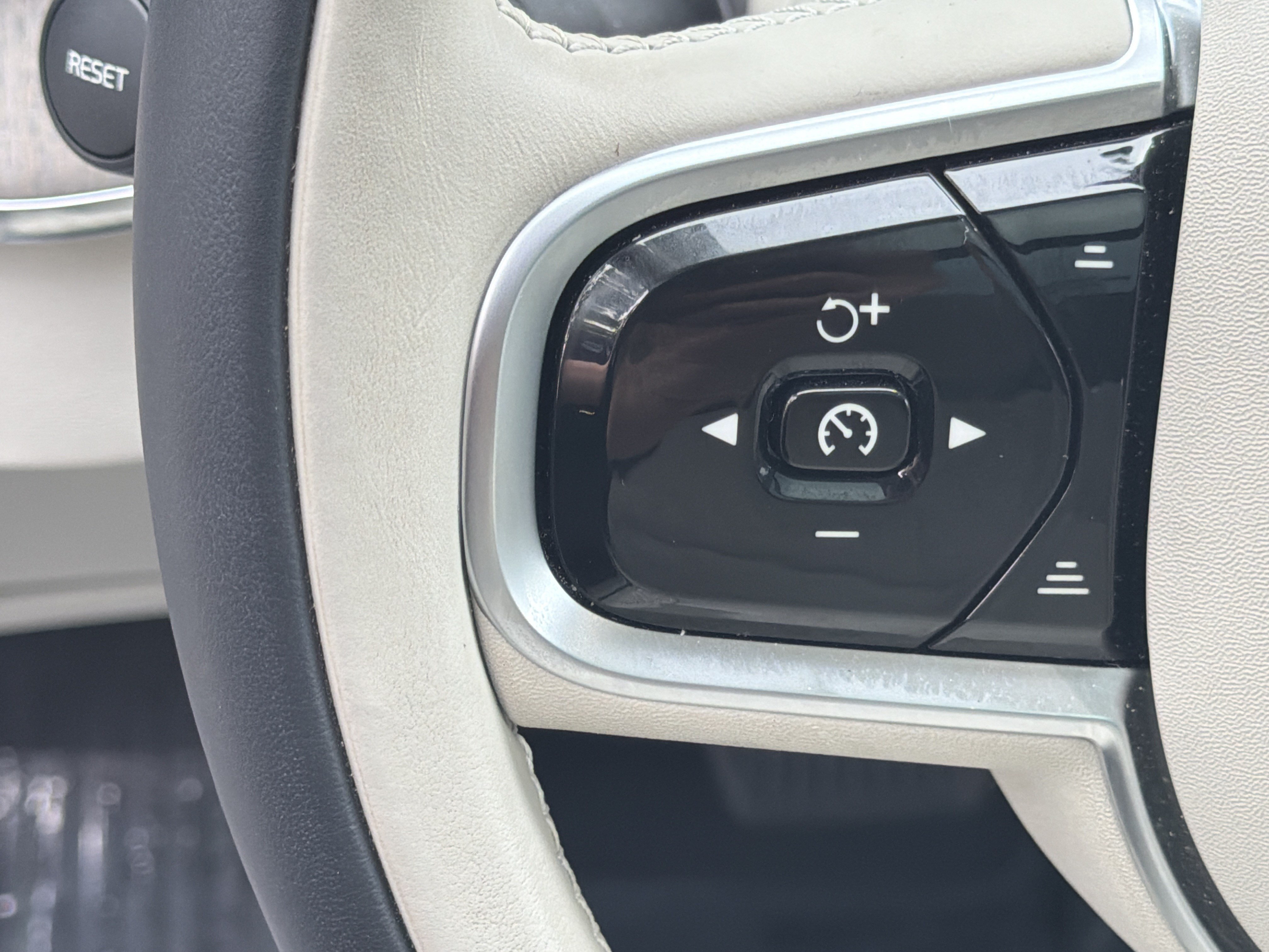 Certified 2025 Volvo XC90 B5 Plus w/ Protection Package Premier AWD/4WD image 19