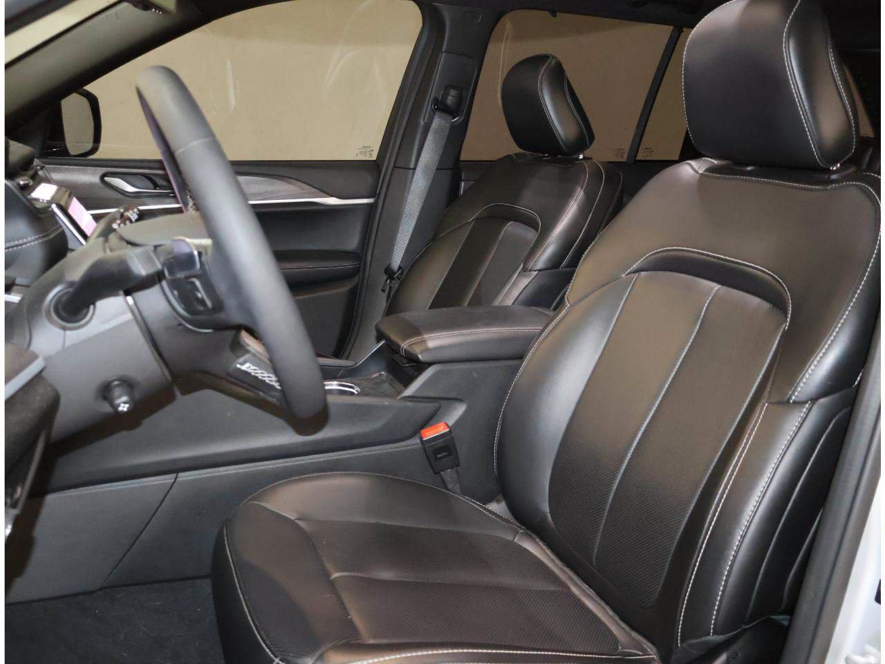 Used 2025 Jeep Grand Cherokee Limited w/ Luxury Tech Group II RWD image 12
