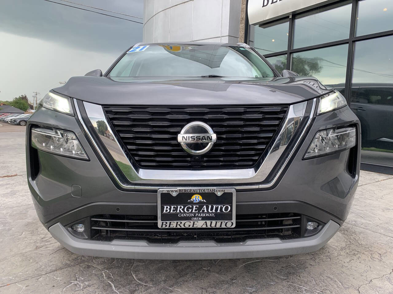 Used 2021 Nissan Rogue SL w/ Premium Package image 2