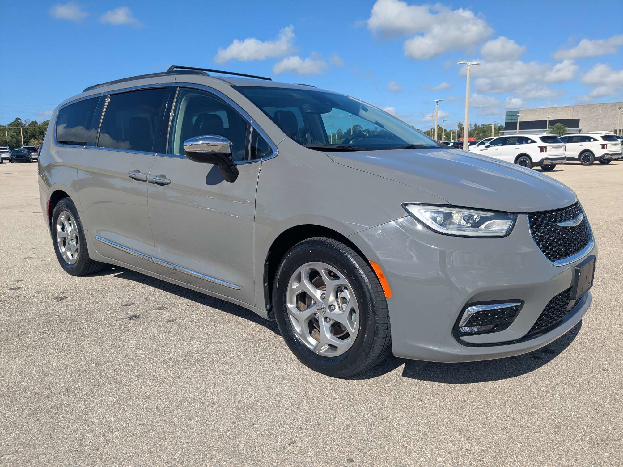 Used 2023 Chrysler Pacifica Limited FWD image 2
