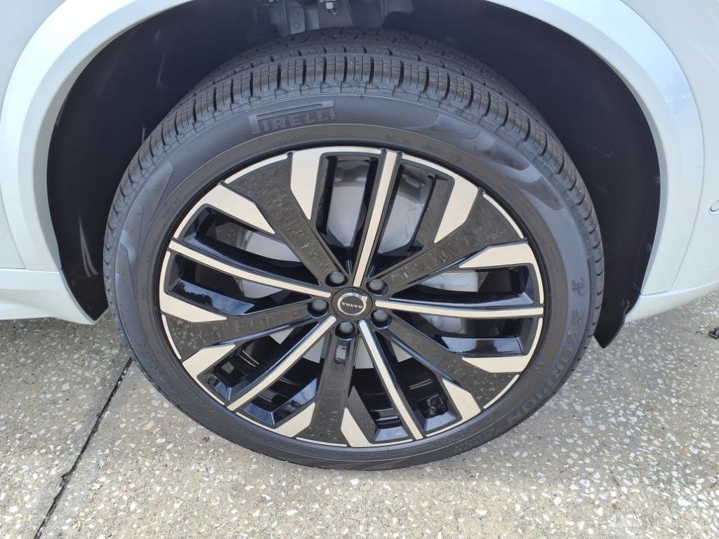 New 2026 Volvo XC90 B5 Plus w/ Protection Package Premier image 9