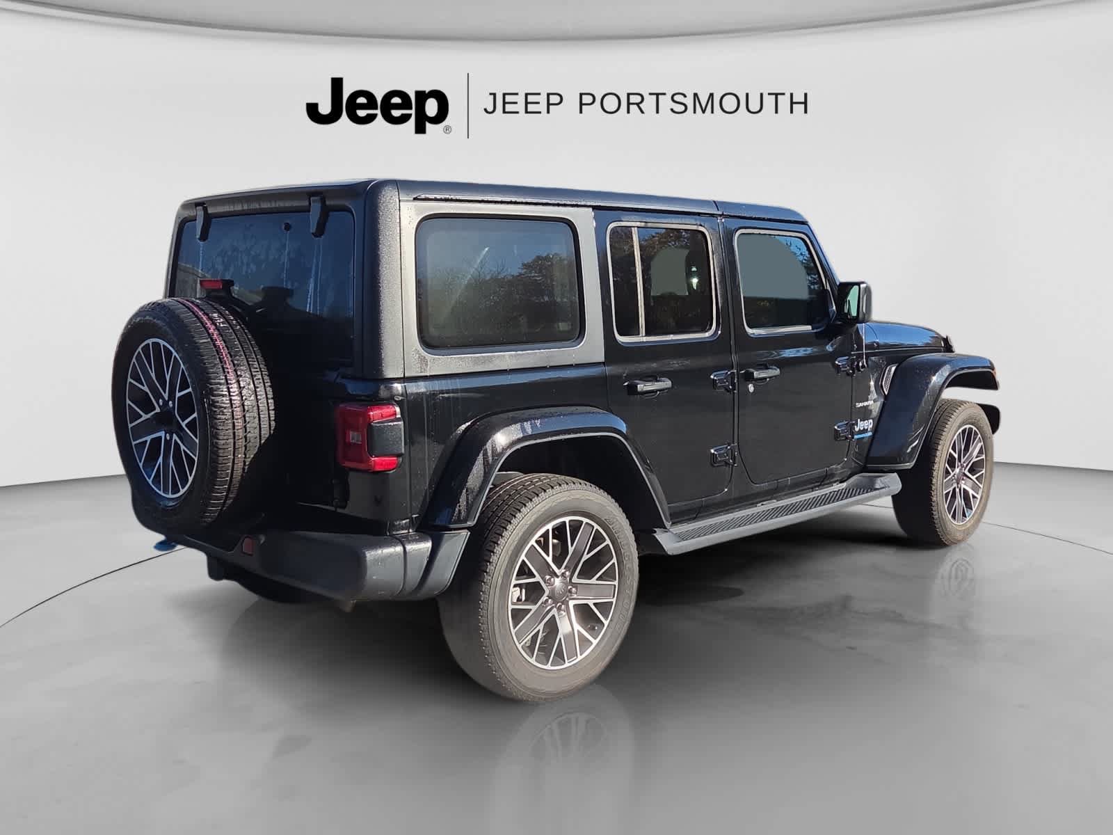 Used 2023 Jeep Wrangler Unlimited Sahara w/ Cold Weather Group AWD/4WD image 7