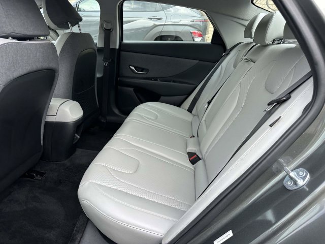Used 2025 Hyundai Elantra Limited FWD image 18