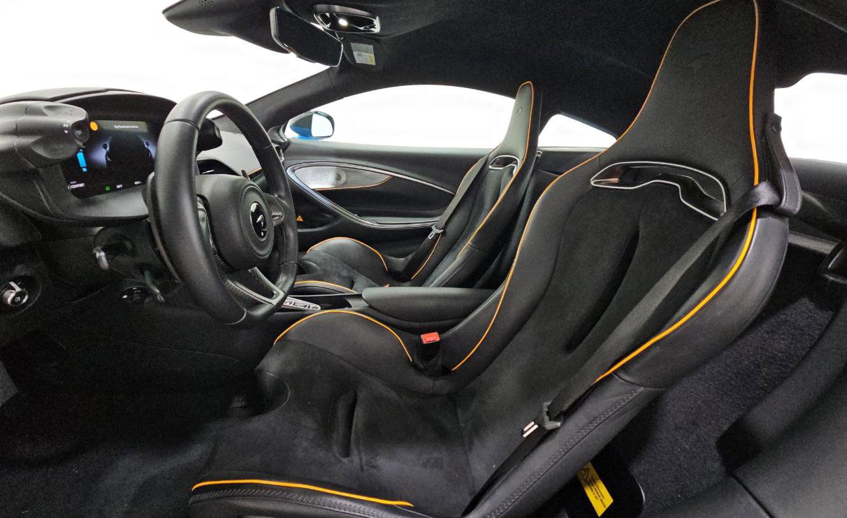 Used 2024 McLaren Artura RWD image 7