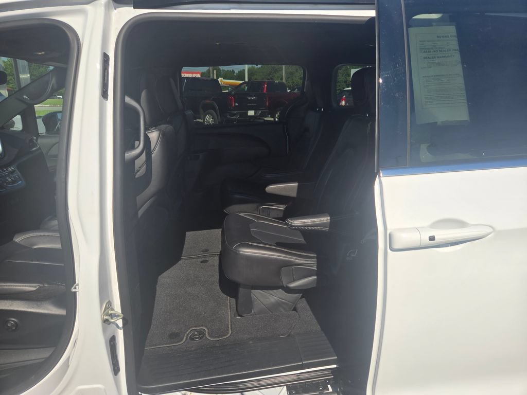Used 2025 Chrysler Pacifica Select FWD image 8