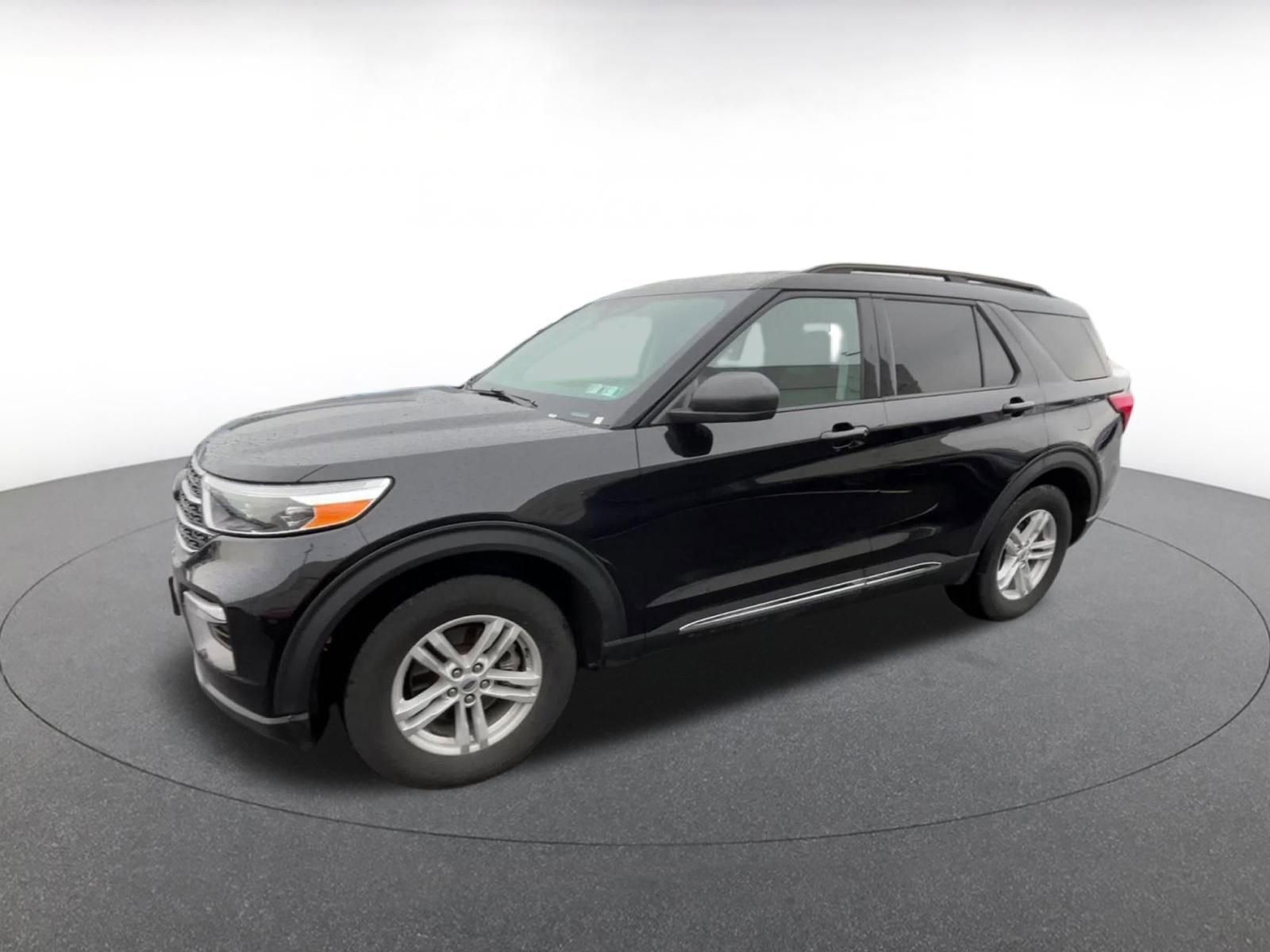 Used 2024 Ford Explorer XLT w/ Equipment Group 202A image 8