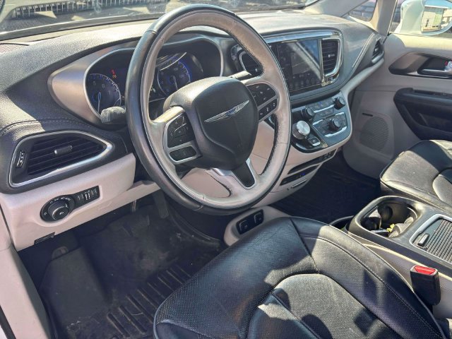 Used 2018 Chrysler Pacifica Limited w/ Advanced Safetytec Group FWD image 9