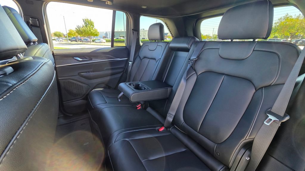 New 2025 Jeep Grand Cherokee Limited w/ Black Appearance Package image 19