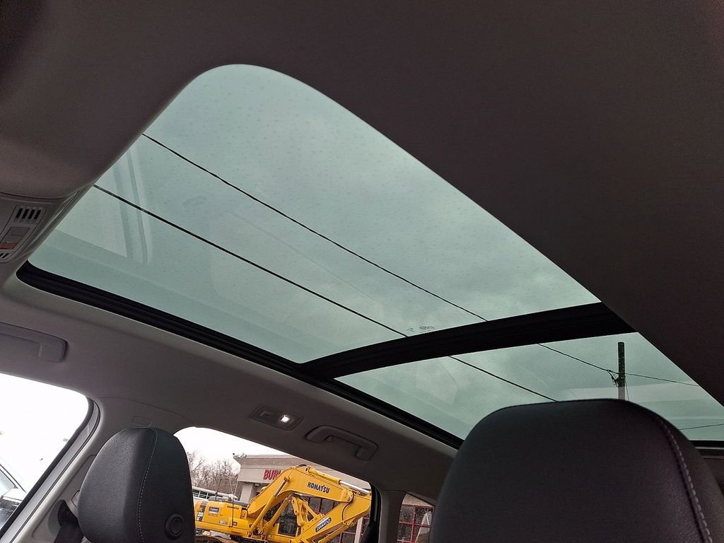 Certified 2025 Volkswagen Taos SE AWD/4WD image 14