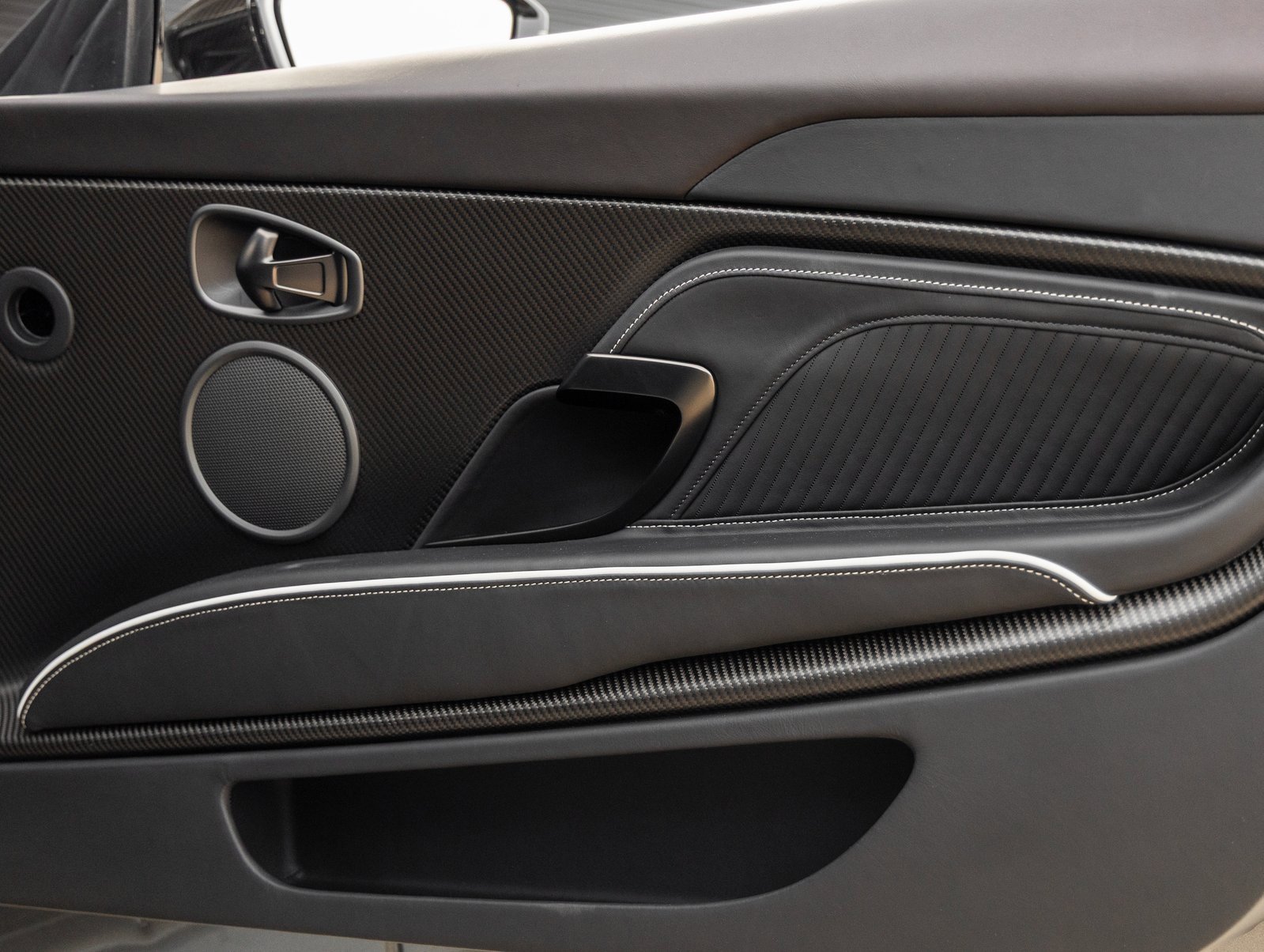 Used 2023 Aston Martin DBS Coupe image 40