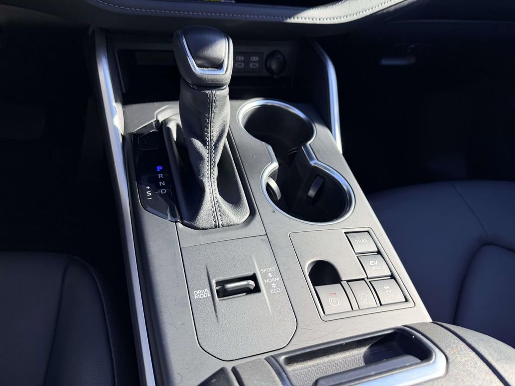 Certified 2024 Toyota Highlander XLE image 6