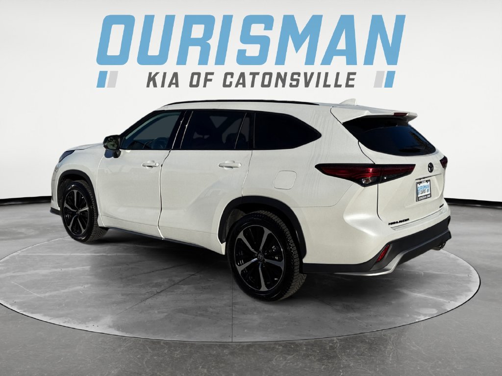 Used 2022 Toyota Highlander XSE AWD/4WD image 4