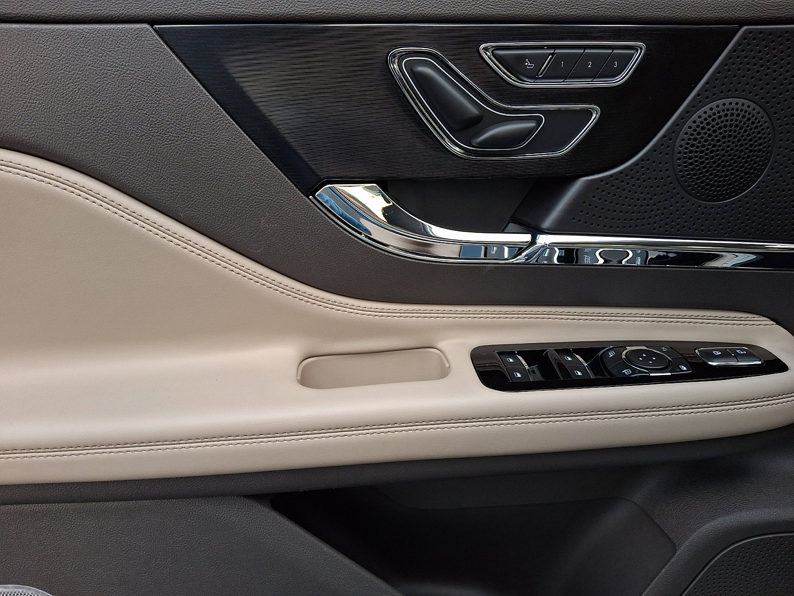 Certified 2024 Lincoln Corsair FWD image 13