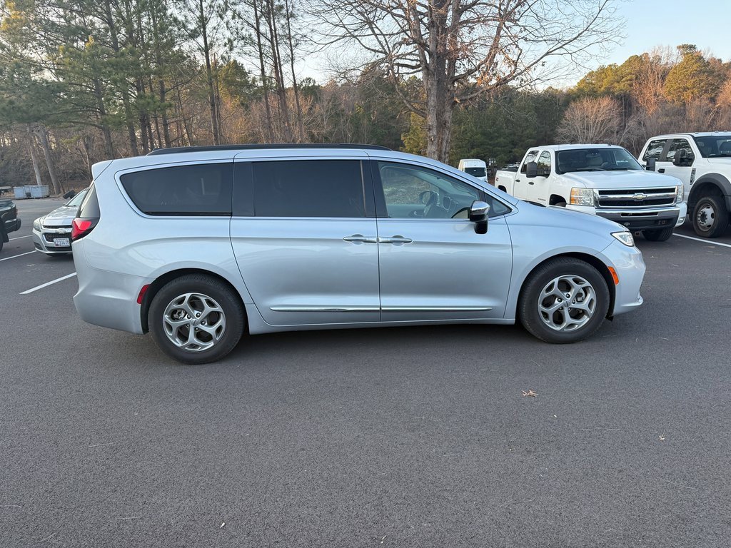 Used 2023 Chrysler Pacifica Limited w/ Uconnect Theater Family Group image 4