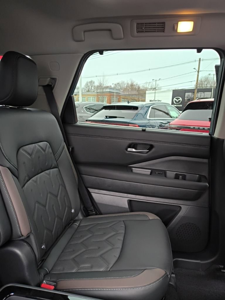 New 2026 Nissan Pathfinder Platinum image 32